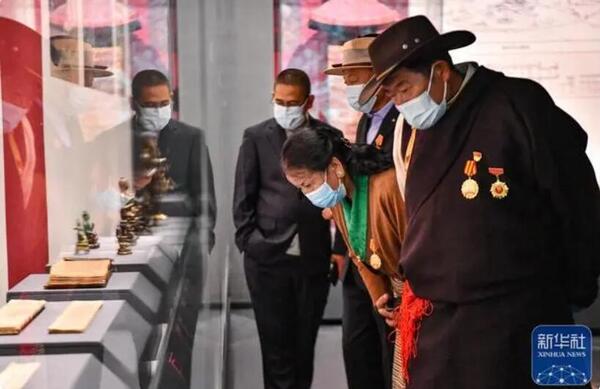 Citizens visit the new Tibet Museum