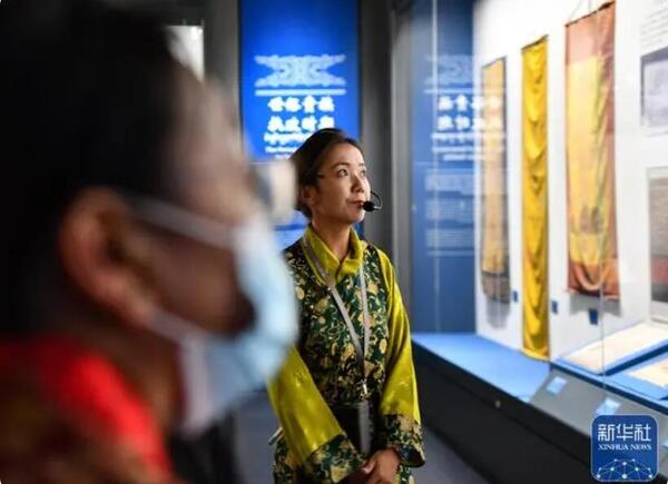 The commentator explains to the audience in the new Tibet Museum
